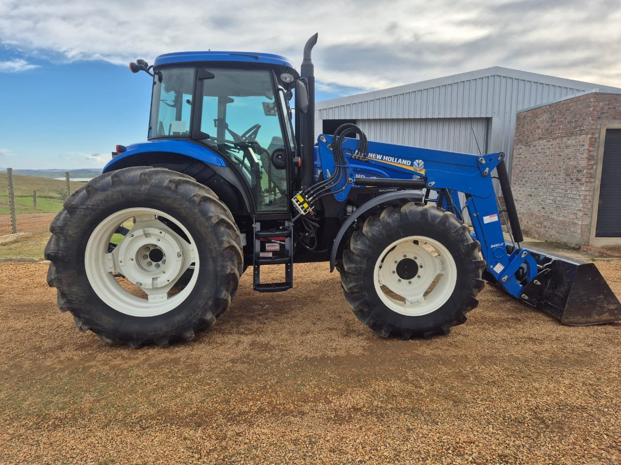 New Holland TS6.125 met New Holland laaigraaf