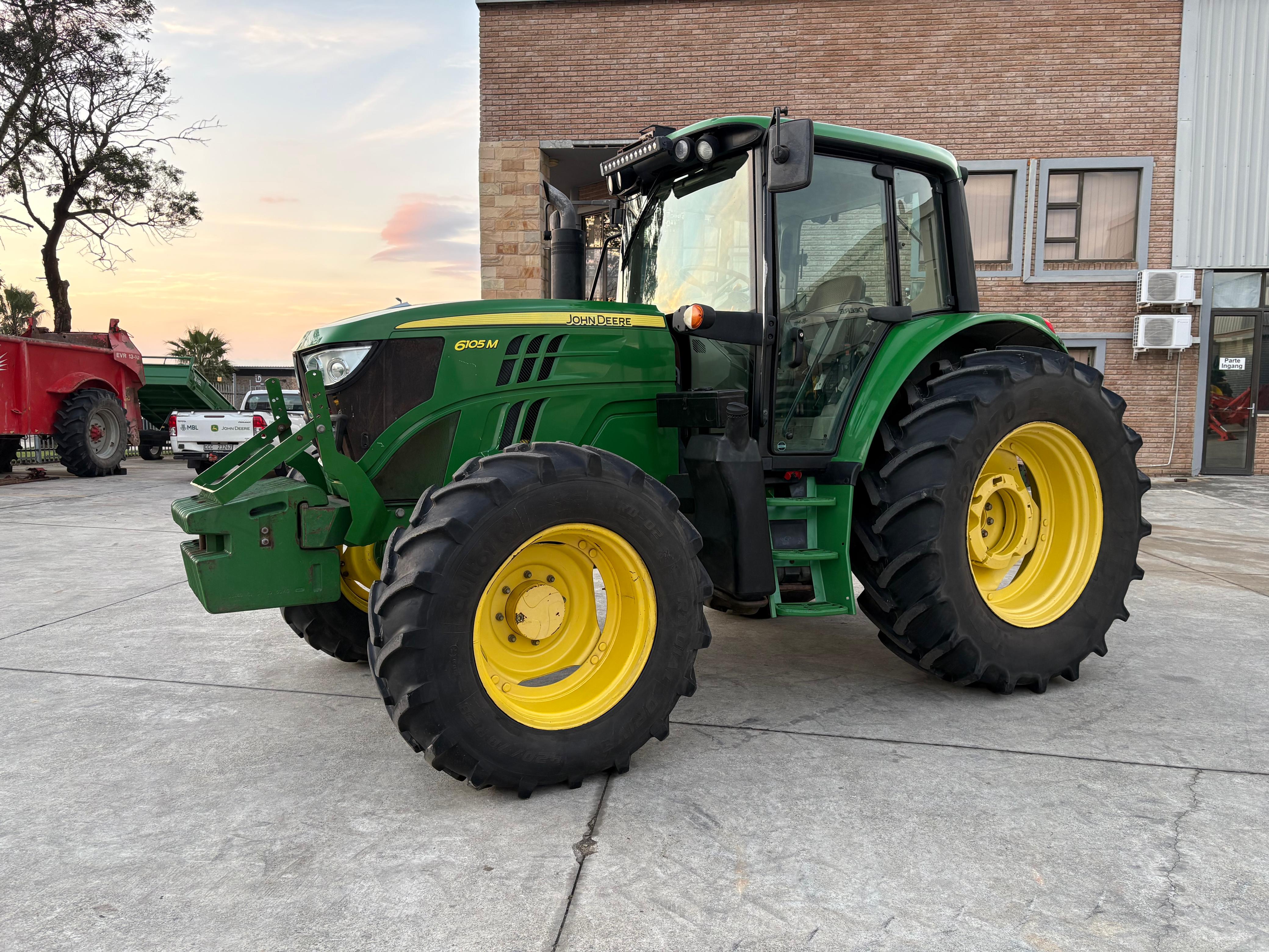 2014 John Deere 6105M Cab