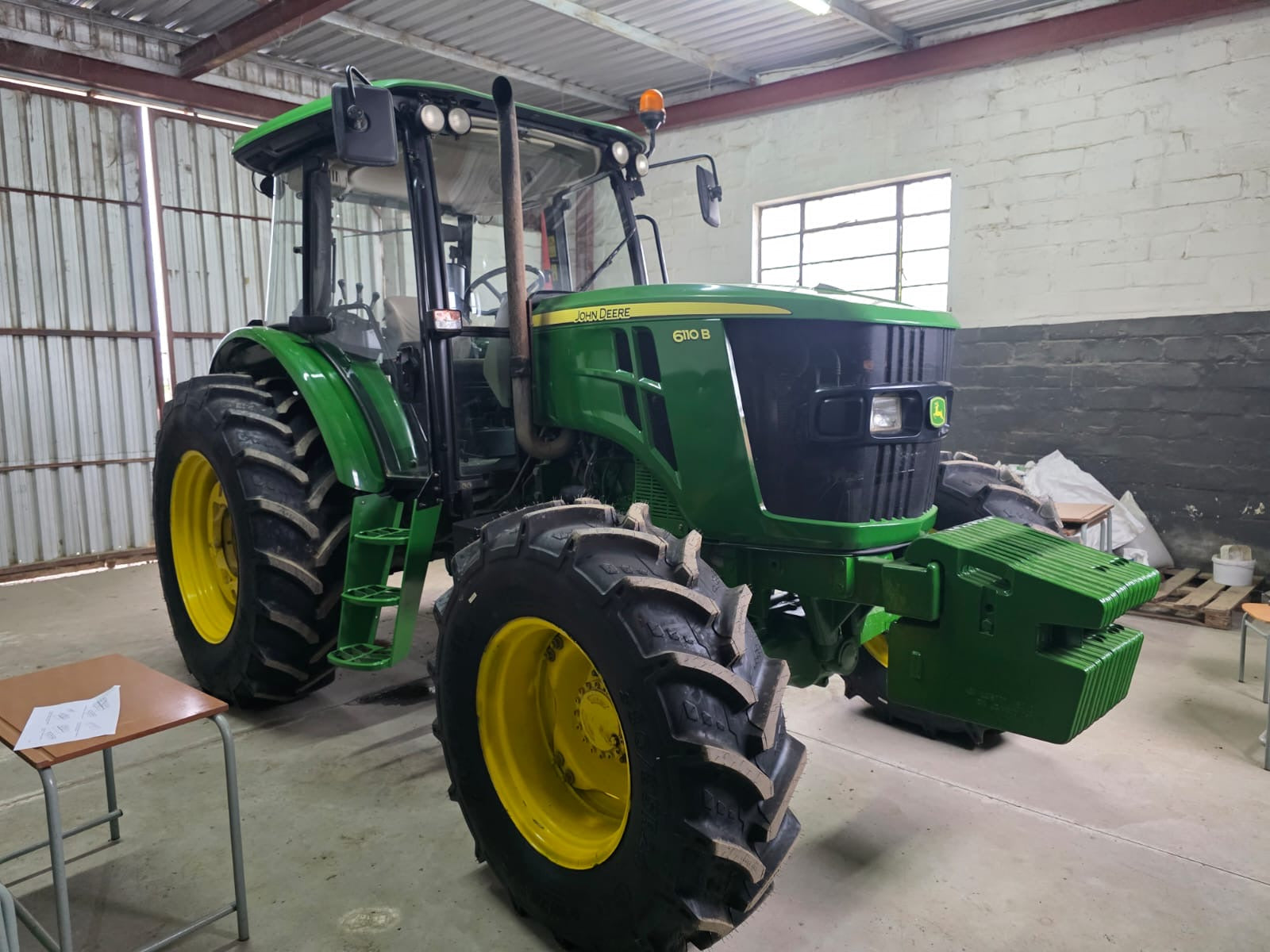 John Deere 6110B Cab