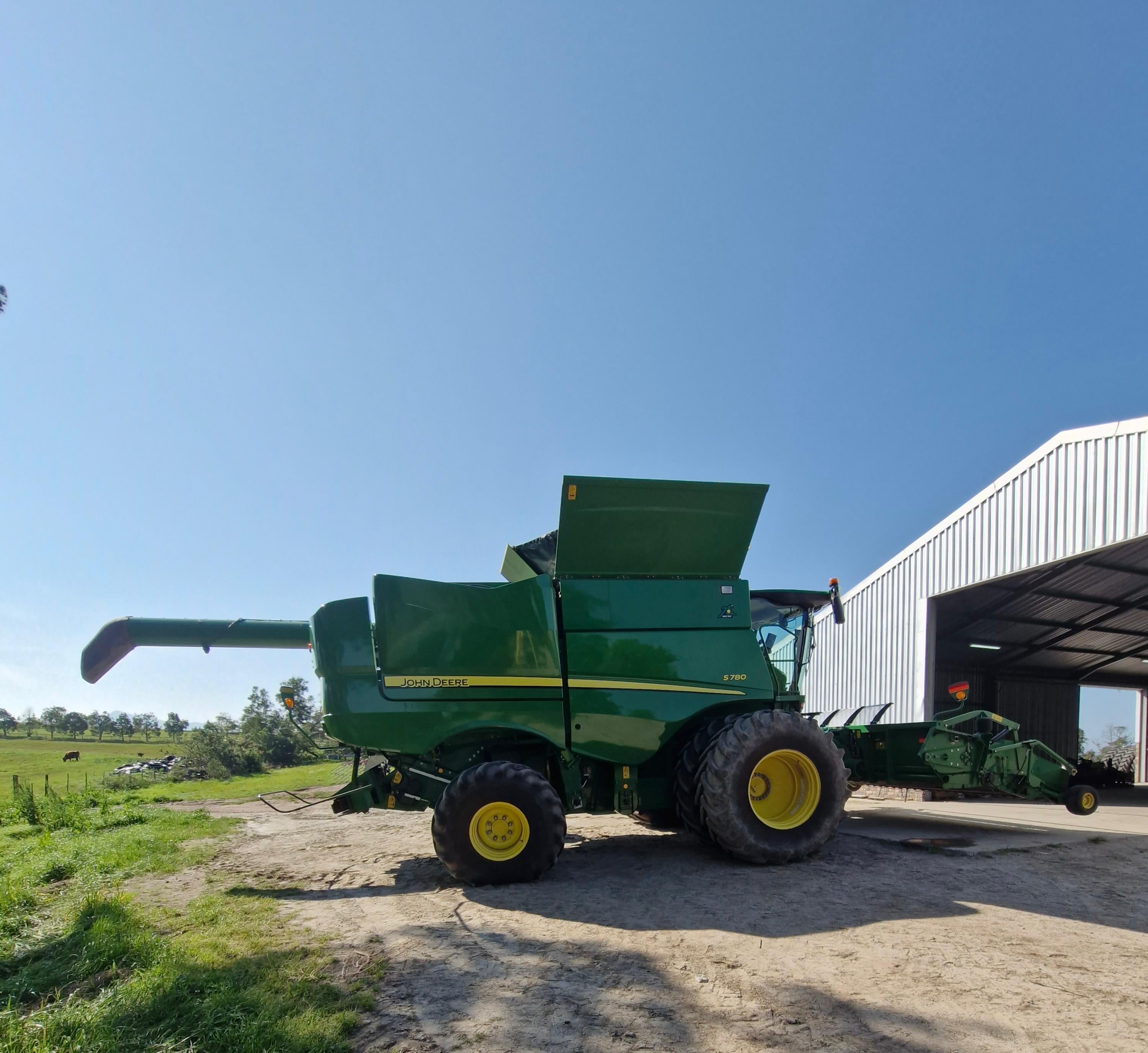 S780 Combine with 615 P Front Pick-up.