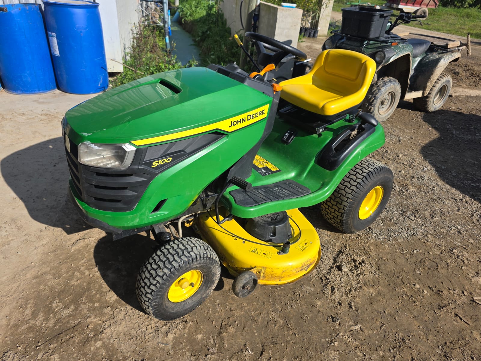 John Deere S100 Ride-on