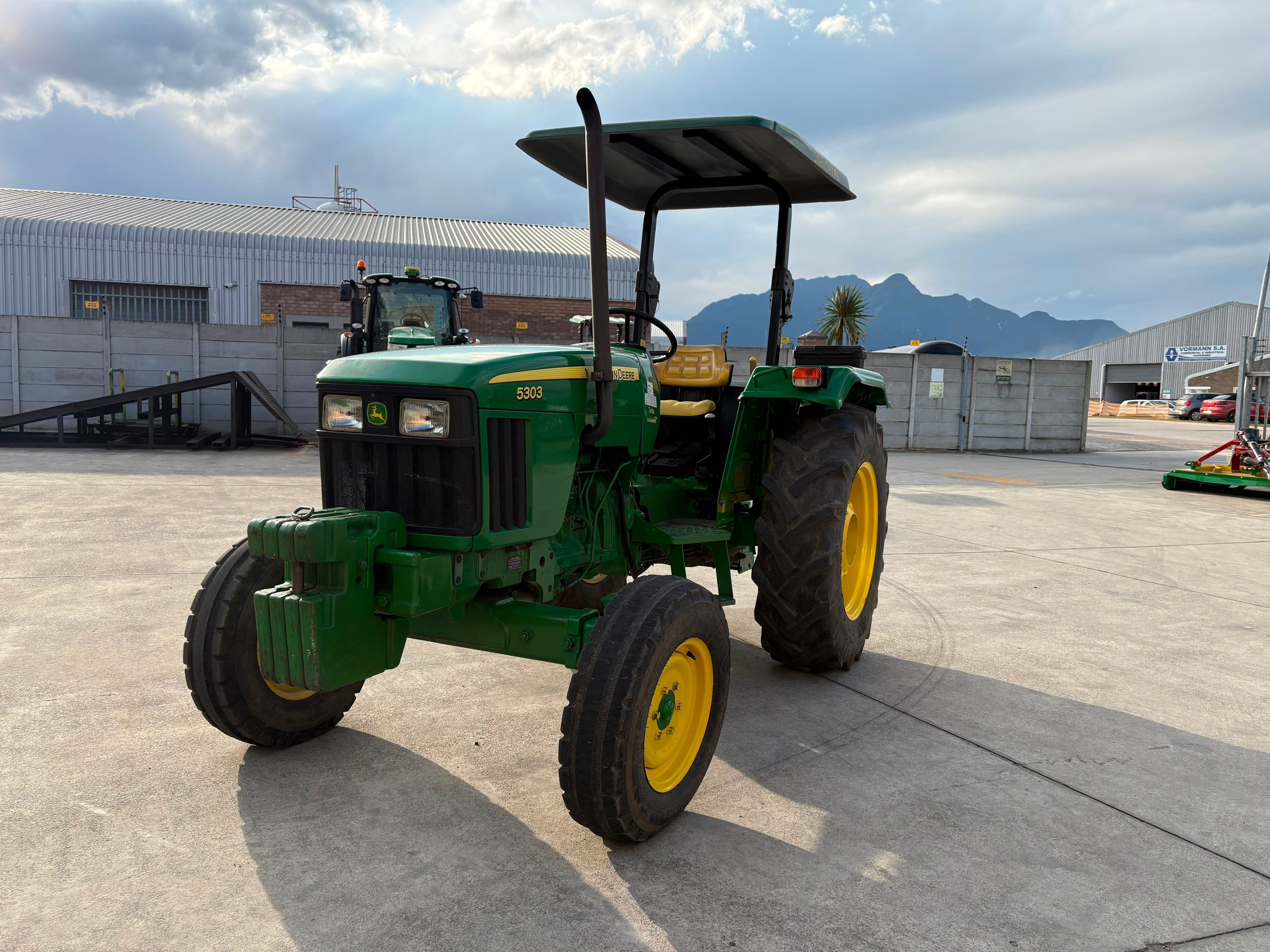 2011 John Deere 5303 TWD