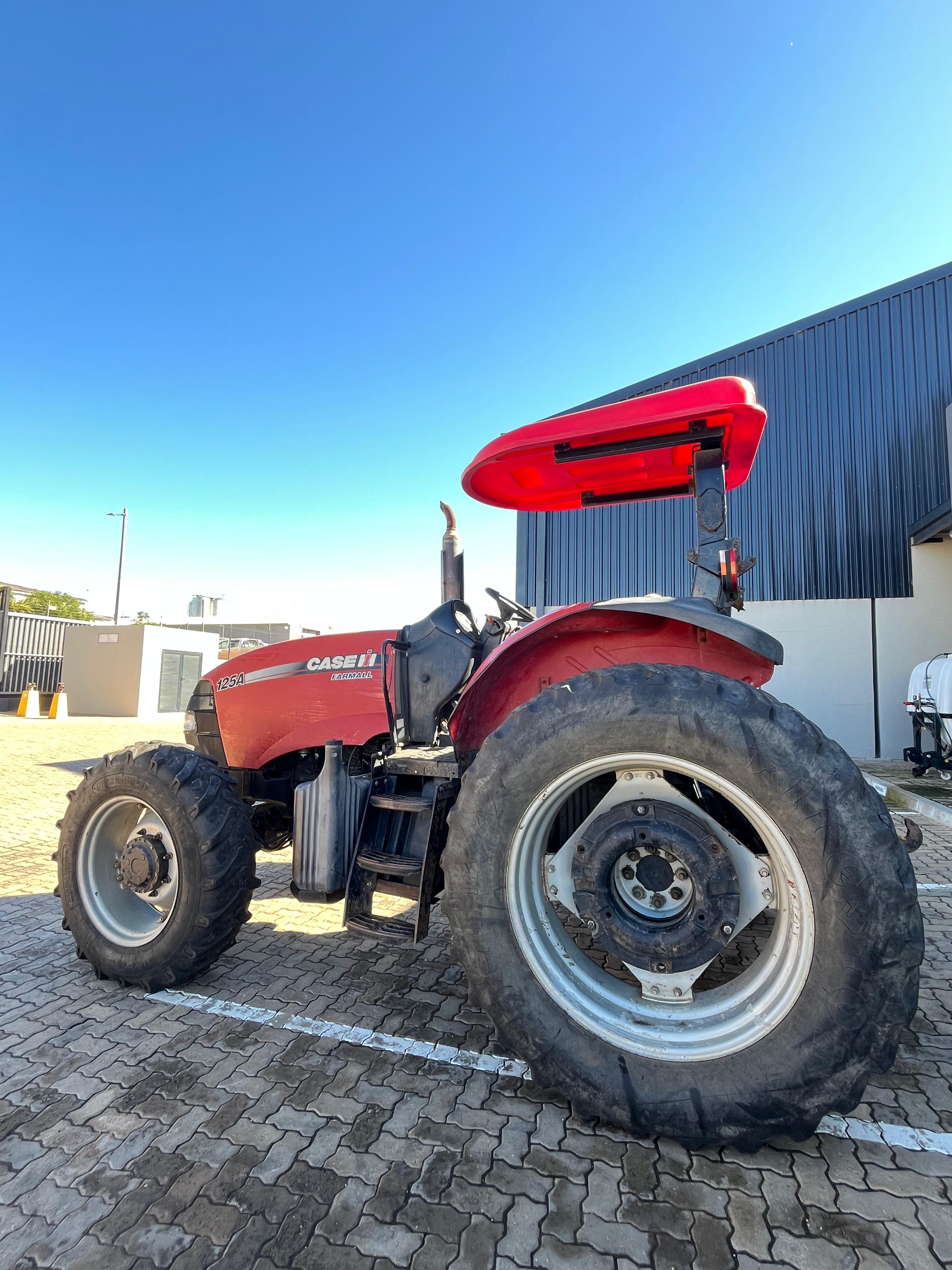 CASE Farmall  125A Tractor