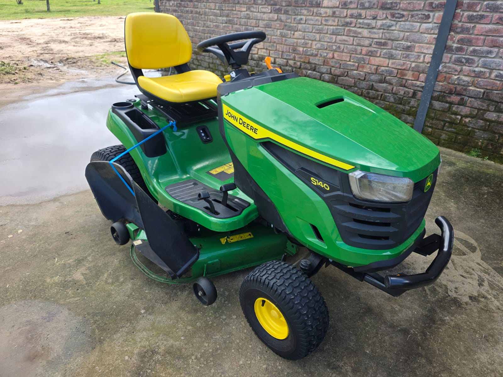John Deere S 140 Ride-on